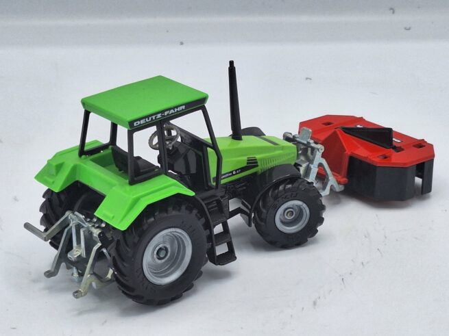 Deutz Fahr AgroXtra 6.07 met Frontmaaier