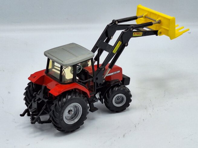 Massey Ferguson 4270 met Stoll Voorlader