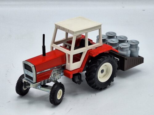 Massey Ferguson 3050 A met Bakje en Melkbussen
