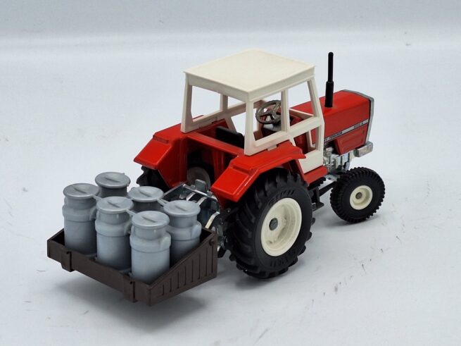 Massey Ferguson 3050 A met Bakje en Melkbussen
