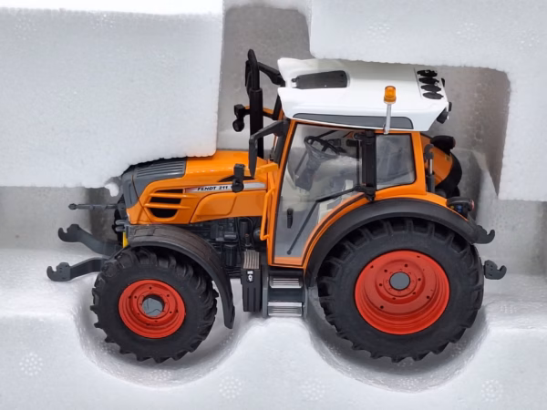 Fendt 211V Vario "Kommual" SCH450764300