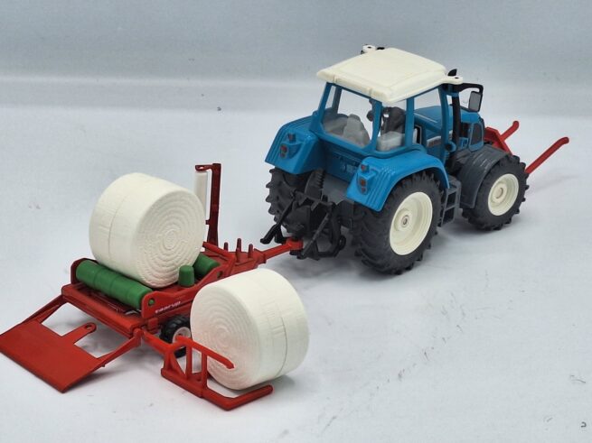 Fendt Farmer 412 Vario met Taarup Wikkelaar