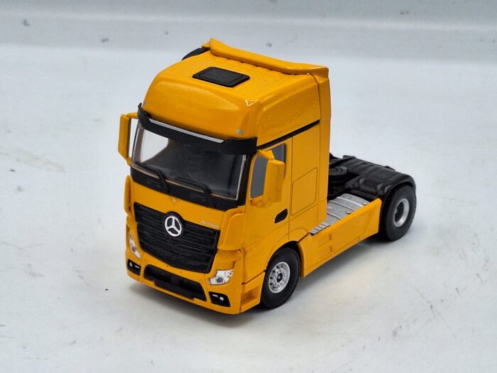 Mercedes Actros MP4 Gigaspace 4x2 Yellow