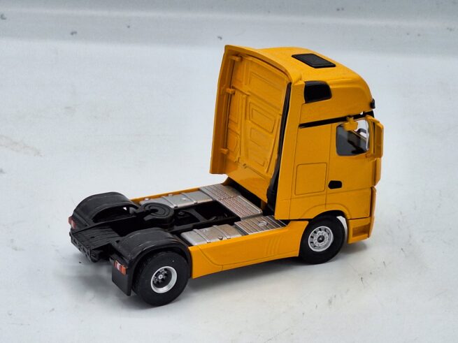 Mercedes Actros MP4 Gigaspace 4x2 Yellow